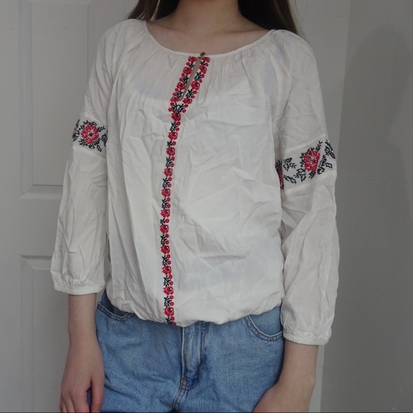 Cute WHITE TOP - Picture 1 of 4